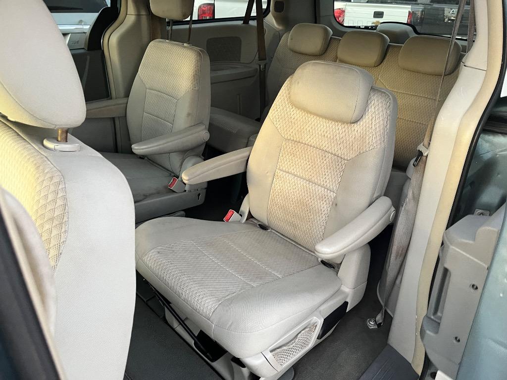 2009 Chrysler Town & Country LX - Photo 6