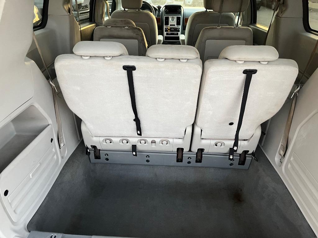 2009 Chrysler Town & Country LX - Photo 7